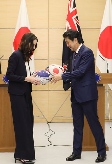 Photograph of the leaders exchanging rugby balls (1)