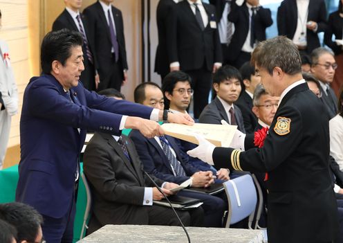 Photograph of the Prime Minister presenting a certificate of award (2)