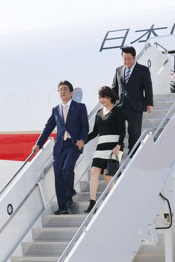 Photograph of the Prime Minister arriving in the United States