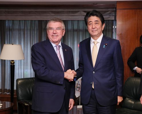 Photograph of the Prime Minister receiving a courtesy call from the President of the IOC (1)