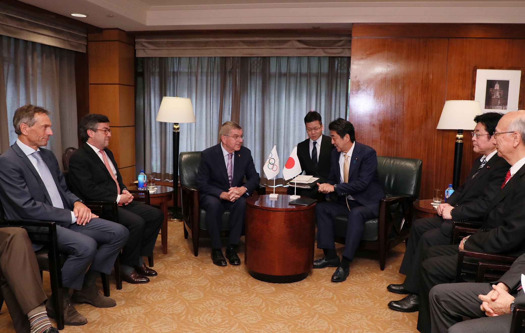 Photograph of the Prime Minister receiving a courtesy call from the President of the IOC (2)