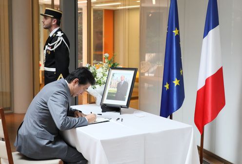 Photograph of the Prime Minister paying his condolences (1)