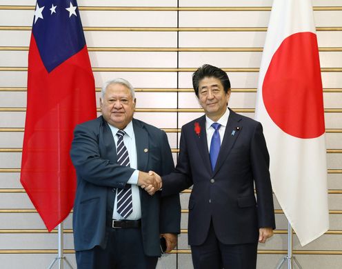 Photograph of the leaders shaking hands (1)