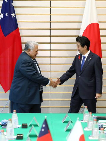 Photograph of the leaders shaking hands (2)