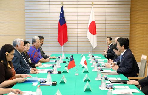 Photograph of the Japan-Samoa Summit Meeting (1)