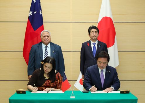 Photograph of the leaders attending the signing ceremony (1)