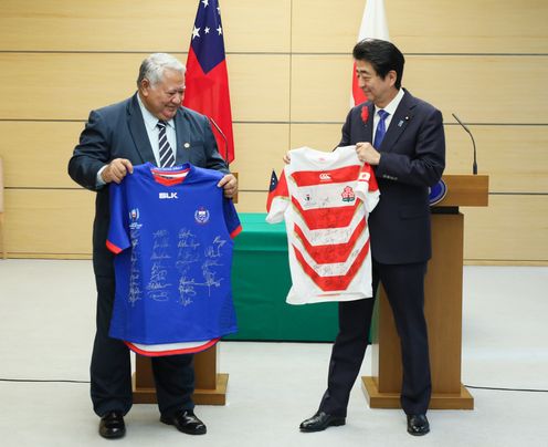 Photograph of the leaders exchanging uniforms of their countries’ national rugby teams (1)