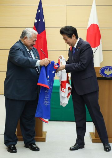 Photograph of the leaders exchanging uniforms of their countries’ national rugby teams (2)