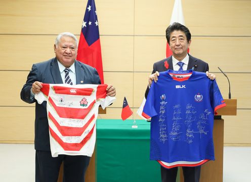 Photograph of the leaders exchanging uniforms of their countries’ national rugby teams (3)