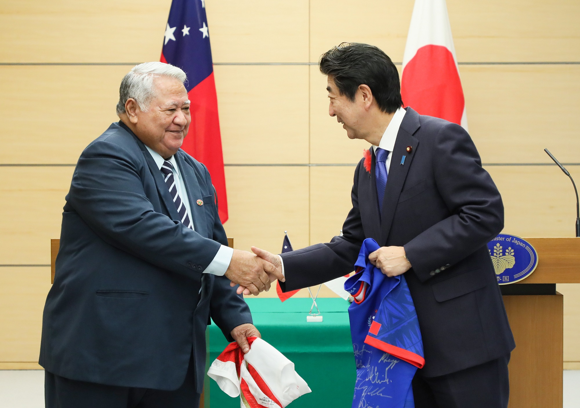 Photograph of the leaders exchanging uniforms of their countries’ national rugby teams (4)