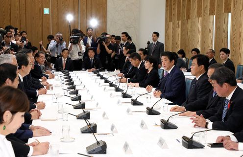 Photograph of the Prime Minister delivering an address (2)