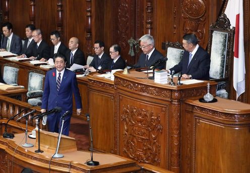 Photograph of the Prime Minister about to deliver a policy speech during the plenary session of the House of Representatives