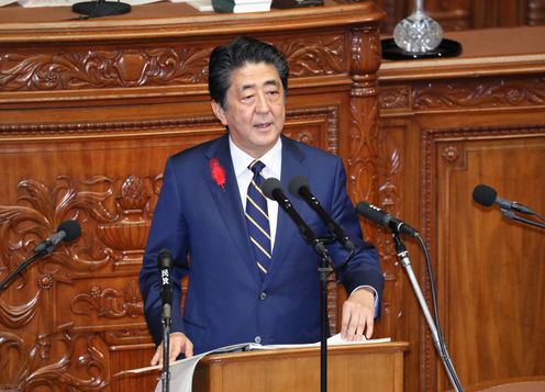 Photograph of the Prime Minister delivering a policy speech during the plenary session of the House of Representatives (2)