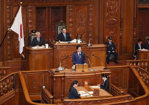 Photograph of the Prime Minister delivering a policy speech during the plenary session of the House of Representatives (4)