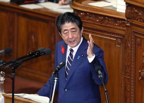 Photograph of the Prime Minister delivering a policy speech during the plenary session of the House of Representatives (14)