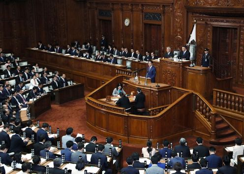 Photograph of the Prime Minister delivering a policy speech during the plenary session of the House of Representatives (15)