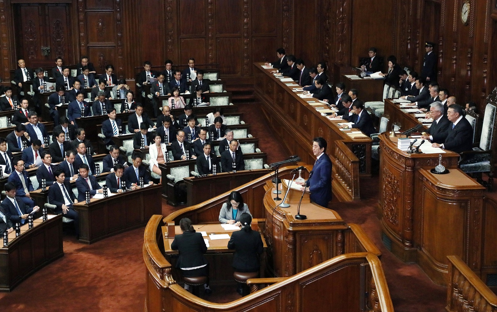 Photograph of the Prime Minister delivering a policy speech during the plenary session of the House of Representatives (16)