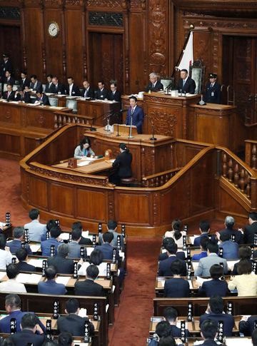 Photograph of the Prime Minister delivering a policy speech during the plenary session of the House of Representatives (17)