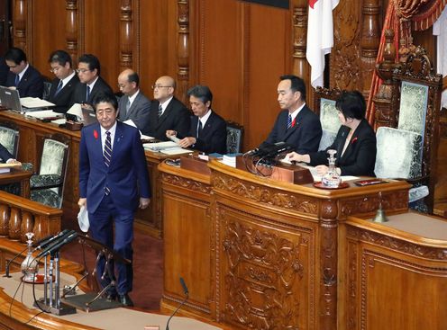 Photograph of the Prime Minister about to deliver a policy speech during the plenary session of the House of Councillors