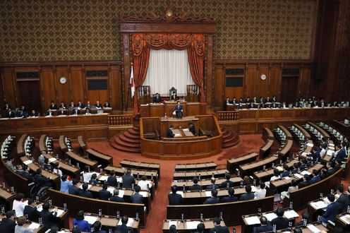 Photograph of the Prime Minister delivering a policy speech during the plenary session of the House of Councillors (11)