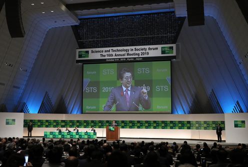 Photograph of the Prime Minister giving an address (5)