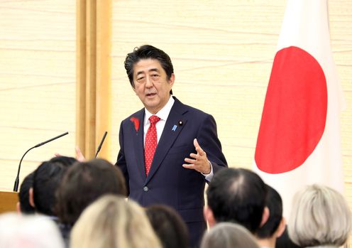 Photograph of the Prime Minister delivering an address at the reception for the Green Innovation Summit (1)