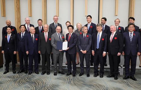 Photograph of the Prime Minister attending a commemorative photograph session (1)