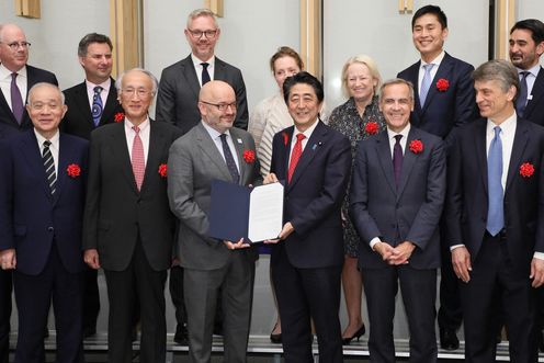 Photograph of the Prime Minister attending a commemorative photograph session (2)