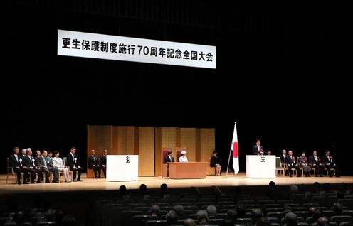 Photograph of the Prime Minister delivering a congratulatory address (3)