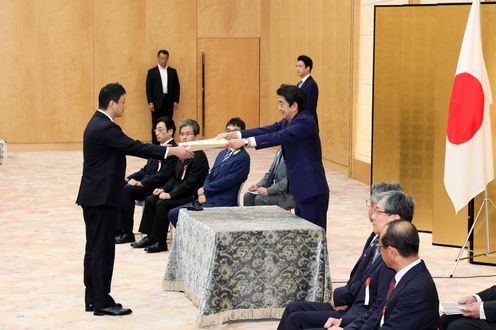 Photograph of the Prime Minister presenting a certificate of award