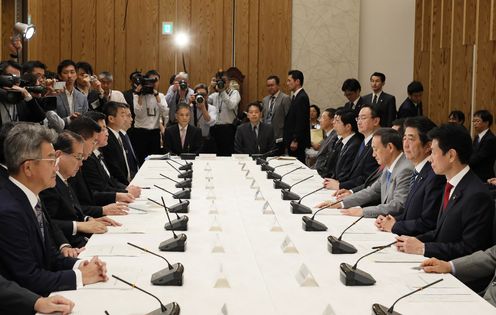 Photograph of the Prime Minister attending the meeting (2)