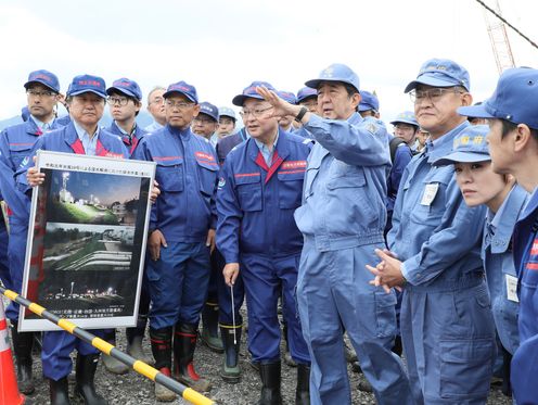 Photograph of the Prime Minister visiting a site affected by the disaster (1)