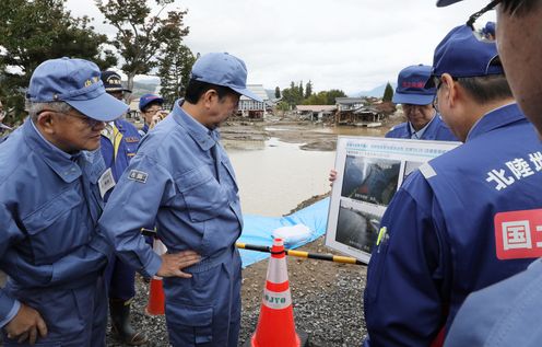 Photograph of the Prime Minister visiting a site affected by the disaster (2)