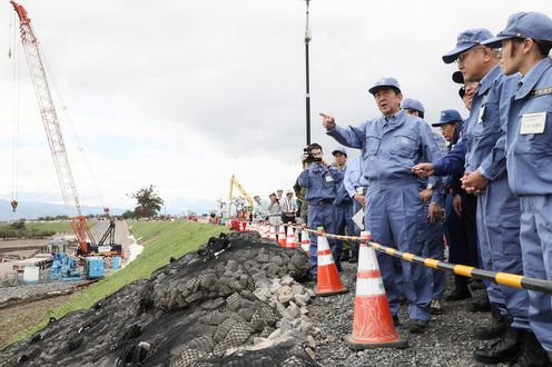 Photograph of the Prime Minister visiting a site affected by the disaster (3)