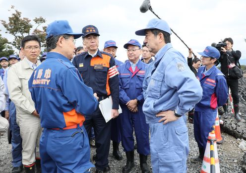 Photograph of the Prime Minister visiting a site affected by the disaster (4)