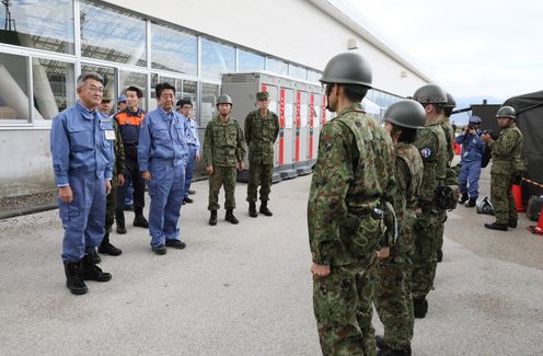 Photograph of the Prime Minister visiting an evacuation center (1)