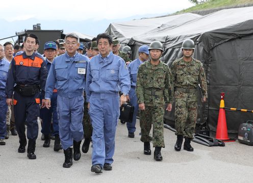 Photograph of the Prime Minister visiting an evacuation center (2)