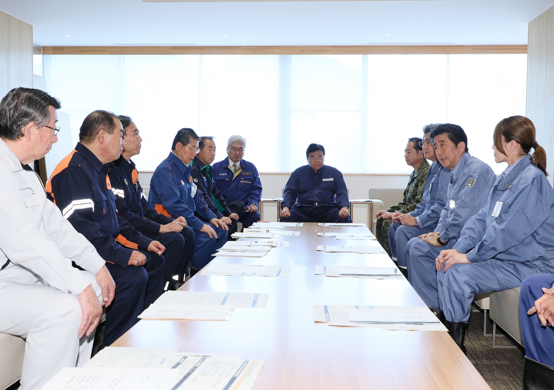 Photograph of an exchange of views with the Governor of Nagano Prefecture