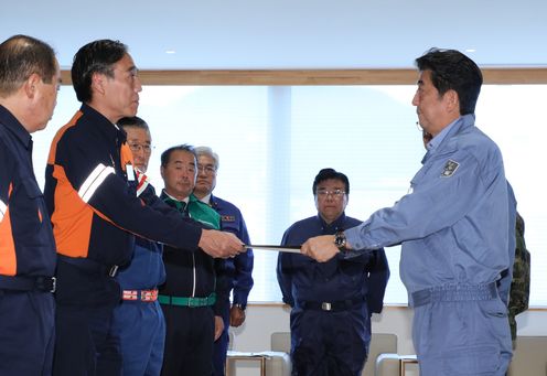 Photograph of the Prime Minister receiving a written request from the Governor of Nagano Prefecture (1)