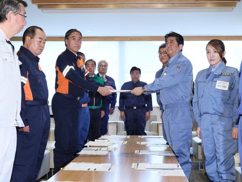 Photograph of the Prime Minister receiving a written request from the Governor of Nagano Prefecture (2)