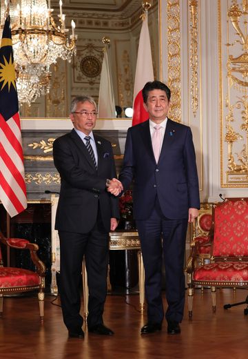 Photograph of the meeting with the Yang di-Pertuan Agong XVI of Malaysia (2)