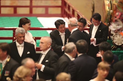 Photograph of the Kyoen-no-gi, Court Banquets after the Ceremony of the Enthronement (photo courtesy of the Cabinet Office) (1)