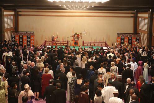 Photograph of the Kyoen-no-gi, Court Banquets after the Ceremony of the Enthronement (photo courtesy of the Cabinet Office) (1)