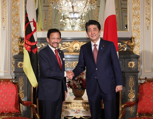 Photograph of the meeting with the Sultan of Brunei Darussalam (1)