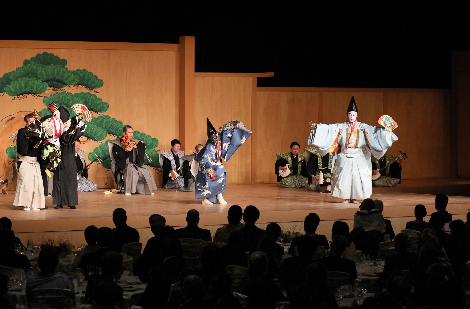 Photograph of the Naikaku-Soridaijin-Fusai-Shusai-Bansankai (banquet hosted by the Prime Minister and his spouse) (2)