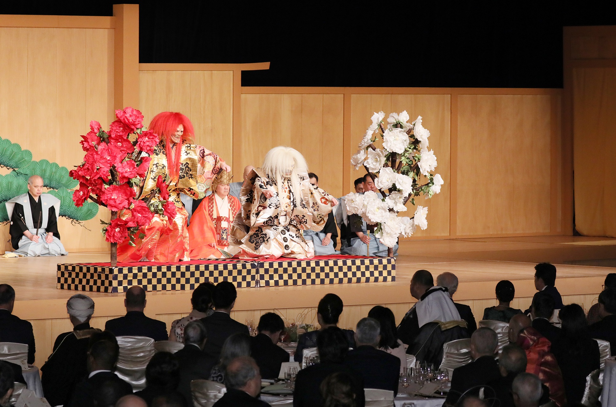 Photograph of the Naikaku-Soridaijin-Fusai-Shusai-Bansankai (banquet hosted by the Prime Minister and his spouse) (3)