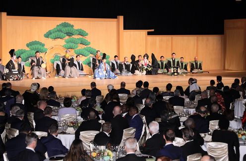 Photograph of the Naikaku-Soridaijin-Fusai-Shusai-Bansankai (banquet hosted by the Prime Minister and his spouse) (4)