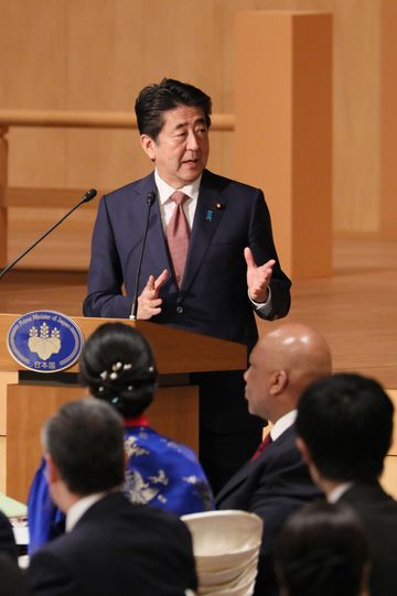 Photograph of the Prime Minister delivering an address at the Naikaku-Soridaijin-Fusai-Shusai-Bansankai (banquet hosted by the Prime Minister and his spouse) (1)