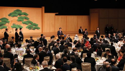 Photograph of the Prime Minister delivering an address at the Naikaku-Soridaijin-Fusai-Shusai-Bansankai (banquet hosted by the Prime Minister and his spouse) (2)