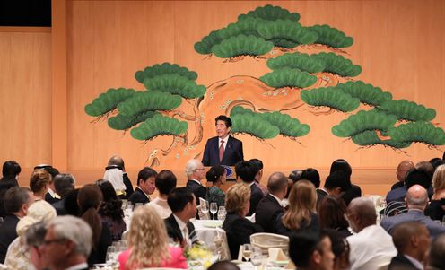 Photograph of the Prime Minister delivering an address at the Naikaku-Soridaijin-Fusai-Shusai-Bansankai (banquet hosted by the Prime Minister and his spouse) (3)